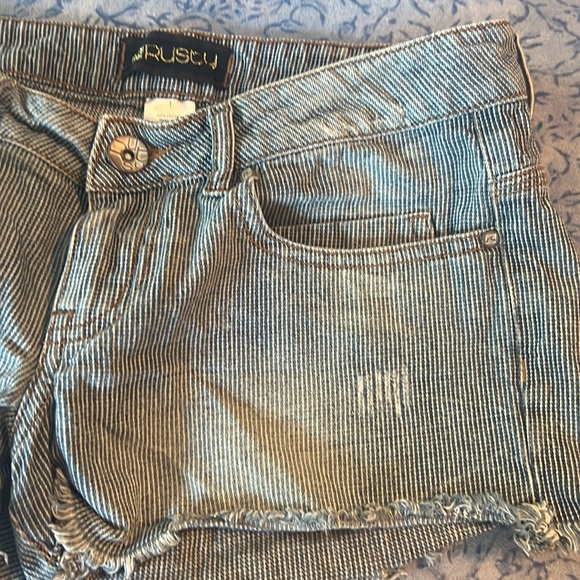 Short shorts - Picture 3 of 4